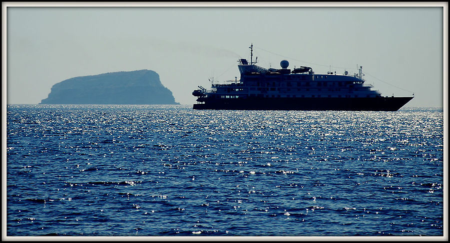 Слева — самый маленький остров. Остров Санторини, Греция