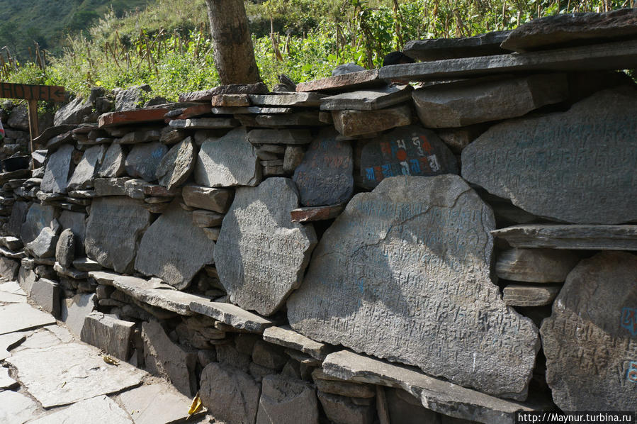 С  набором    высоты   стали   попадаться   чисто   непальские   сооружения   с     кусочками молитвенных   плит. Покхара, Непал