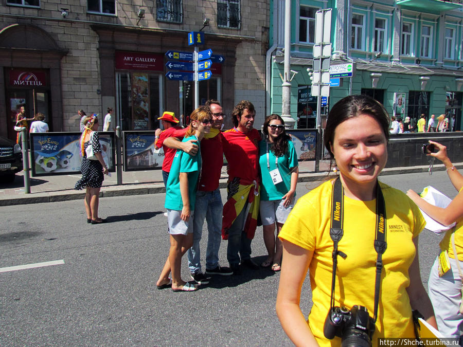не многочисленные (пока) испанцы фотографируются (пока) с волонтерами Киев, Украина