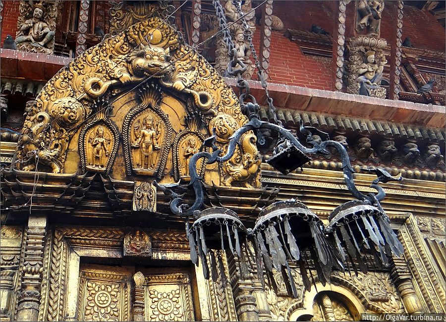 Декор над воротами Чангу-Нароян, Непал