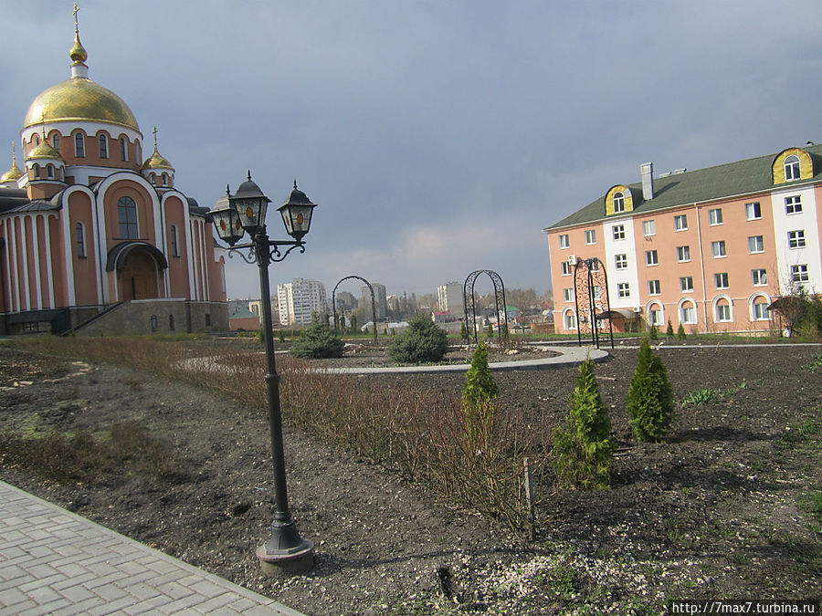 Территория  монастыря. Саратов, Россия