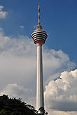 Это телебашня Менара Куала-Лумпур. Высотой 421 метр она занимает 7-е место в мире среди такого рода телекоммуникационных объектов.