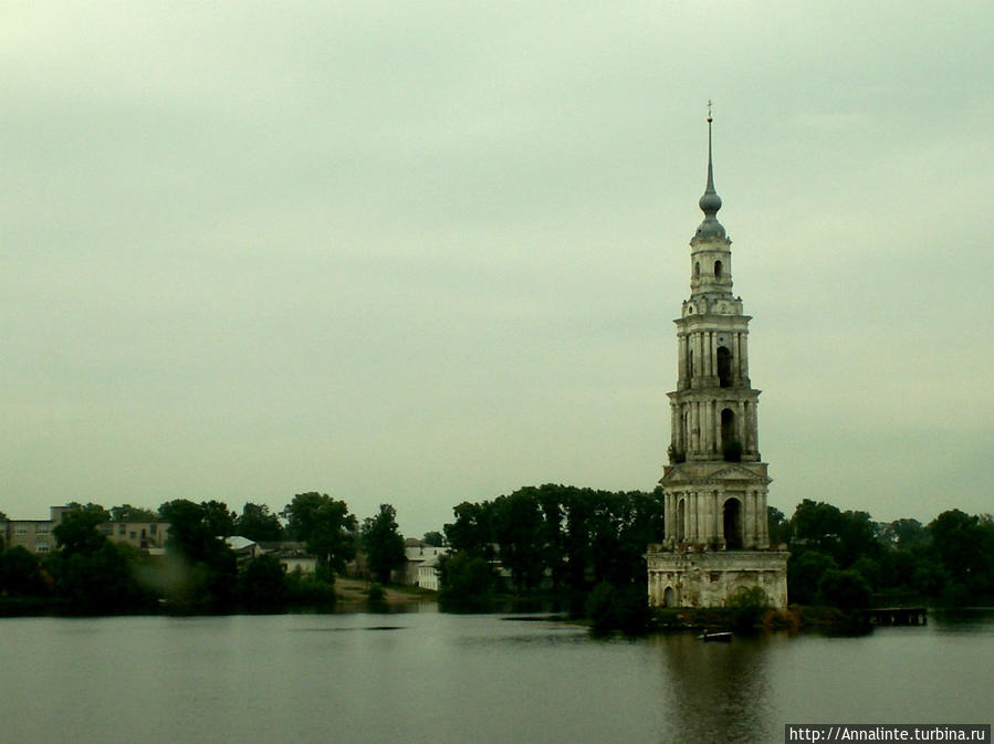 Знаменитая Церковь на воде в Калязине. Канал имени Москвы, Россия