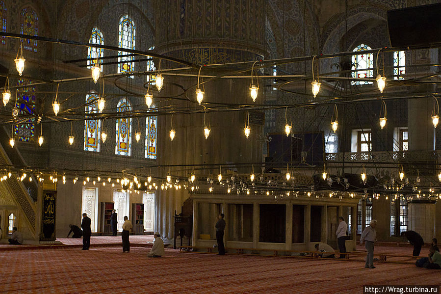 Людей много, но половина мечети закрыта на проход, там только мусульмане могут находиться и совершать молитвы. Пол мечети выложен коврами. Внутри мечеть хорошо освещена — свет падает из 260 окон. Первоначально стёкла, использованные для окон были привезены из Венеции, но позднее были заменены. Стамбул, Турция