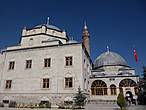 Рядом с собором стоит большая мечеть .