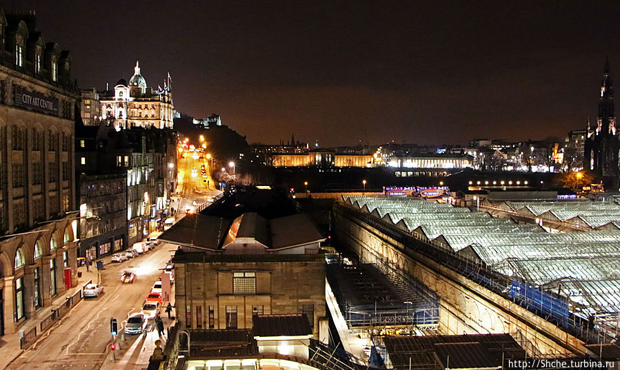 внизу под застекленными крышами ж.д.вокзал Эдинбург, Великобритания