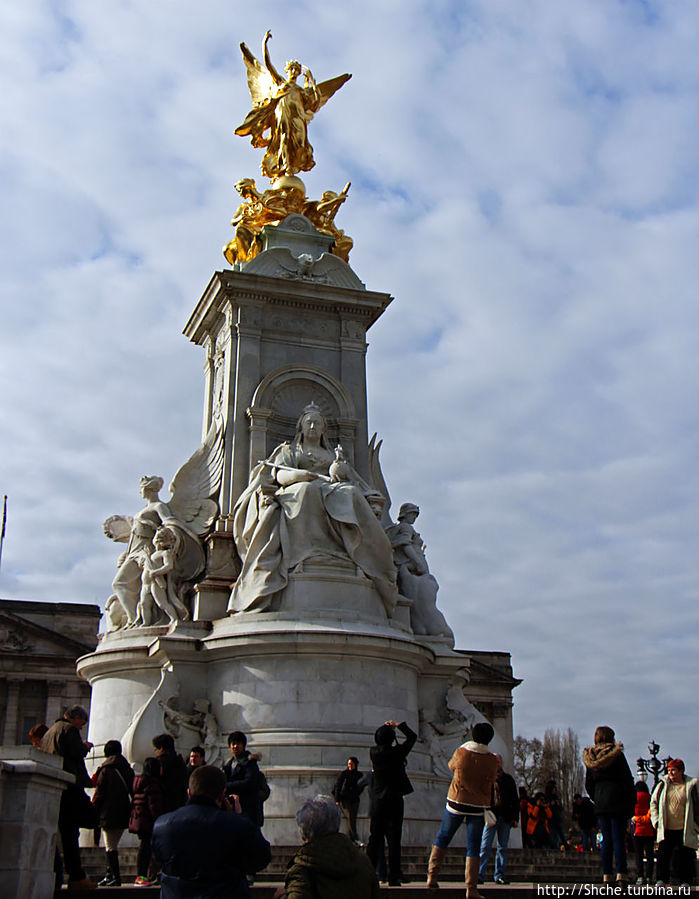 Королева Виктория, по бокам три ангела, сверху Победа с двумя сидящими фигурами Лондон, Великобритания