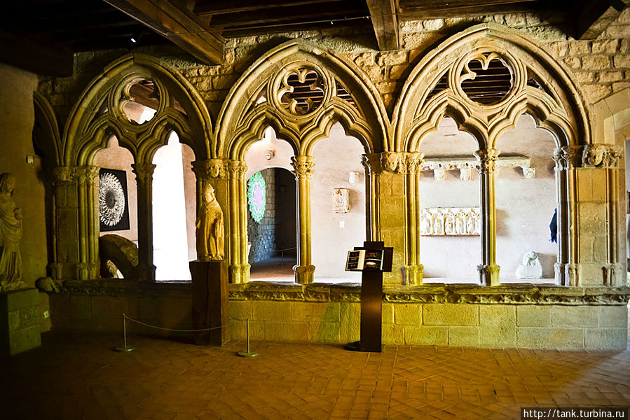 Аркада из трех оконных арок дома Грассалио из нижнего города, песчаник, XV век. Аркада из трех оконных арок дома Грассалио из нижнего города, песчаник, XV век.