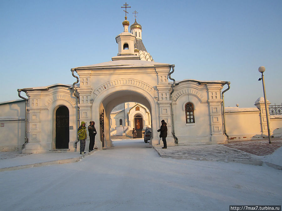 Ворота  в храм. У ворот стоят молодые страждующие. Красноярск, Россия