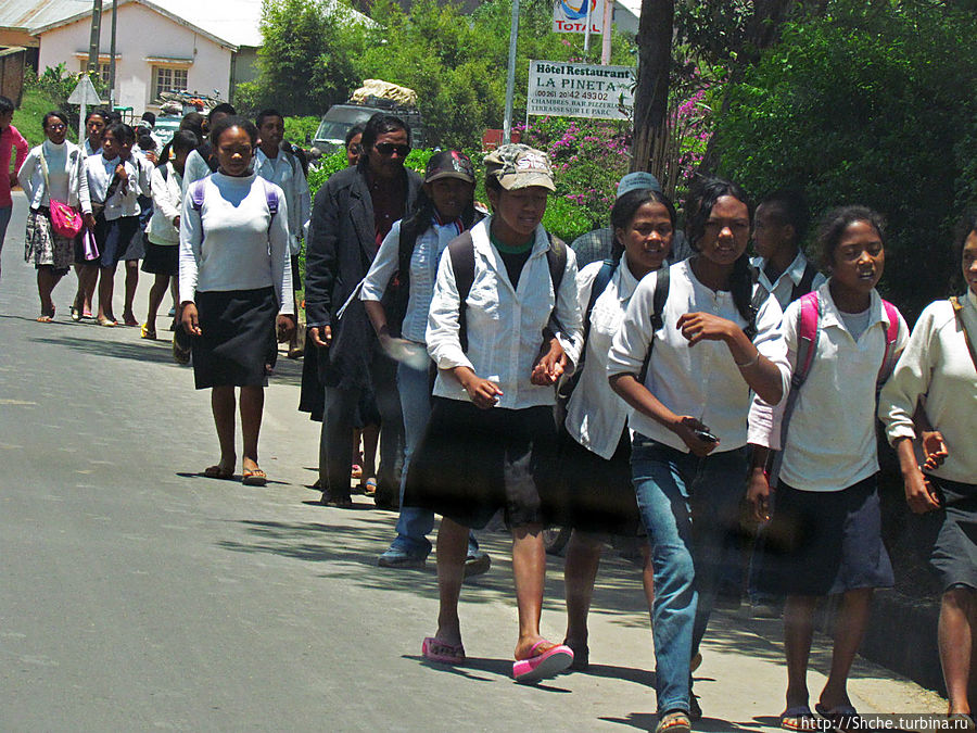 видимо где-то только что закончились занятия в старшей школе Амбатулампи, Мадагаскар
