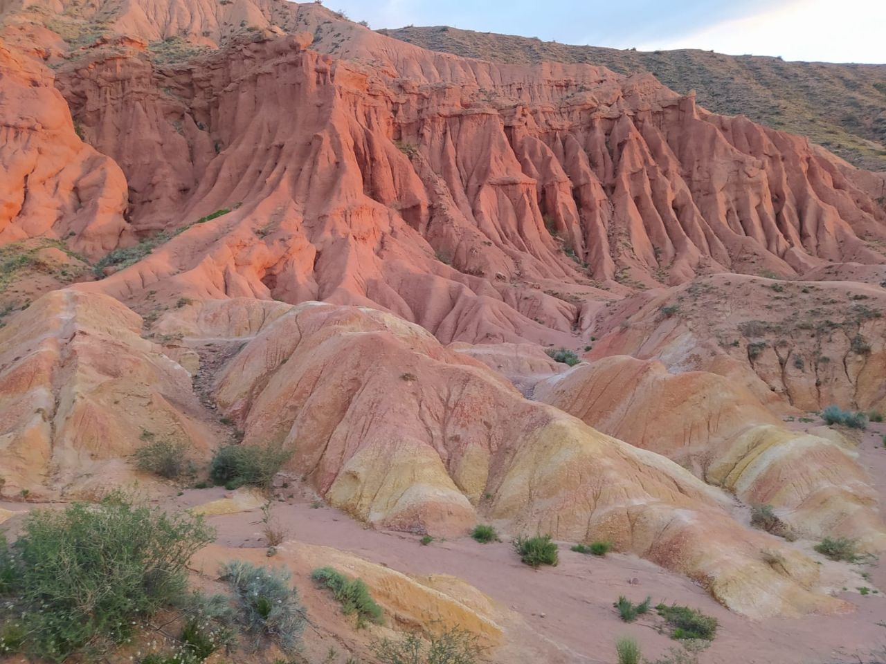 «Китайская стена» разноцветного каньона Каньон Сказка, Киргизия