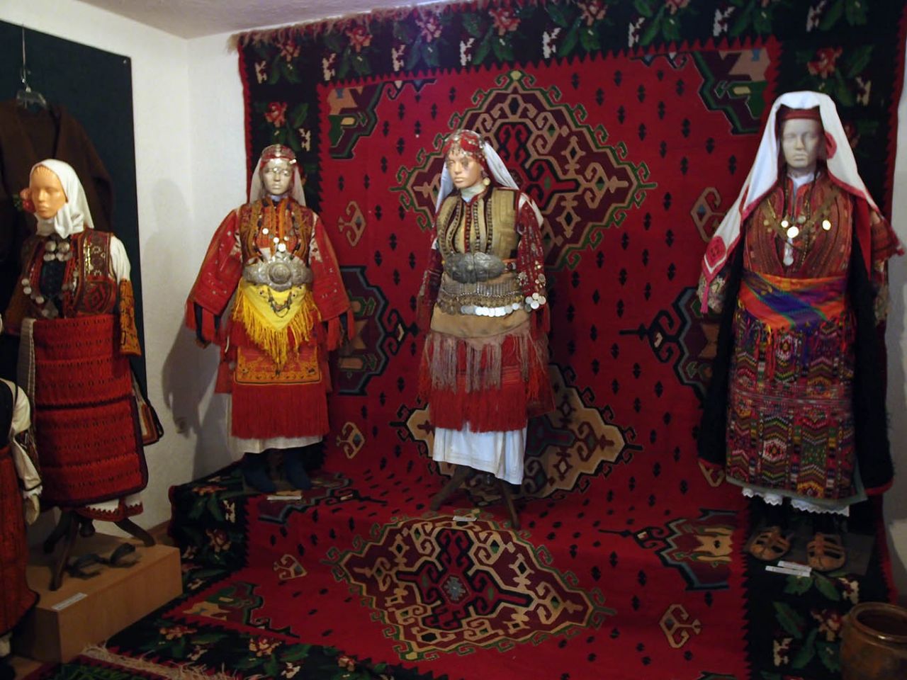 За фольклором — в Подмочани Подмочани, Северная Македония