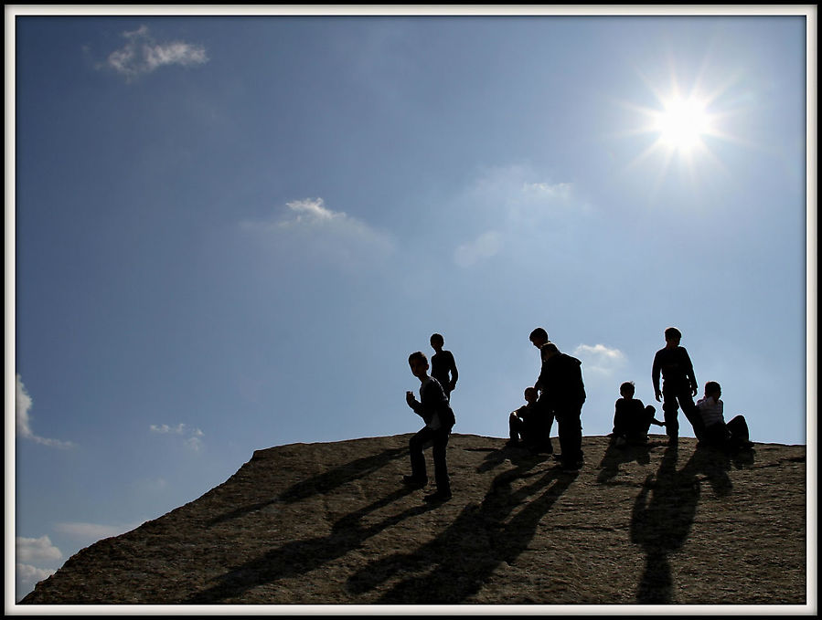 Дети залезли на камень, который наклонен на 45 градусов. Можно сказать, что школьники тянутся к солнцу и знаниям:) Гобустан, Азербайджан