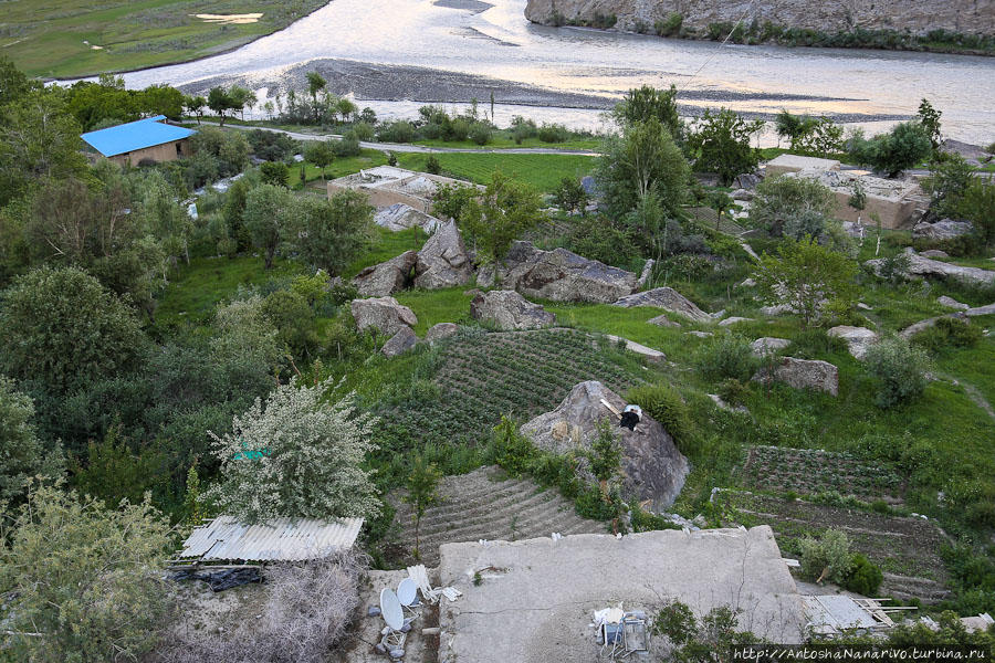 Вид сверху на огороды и Бартанг. Горно-Бадахшанская область, Таджикистан