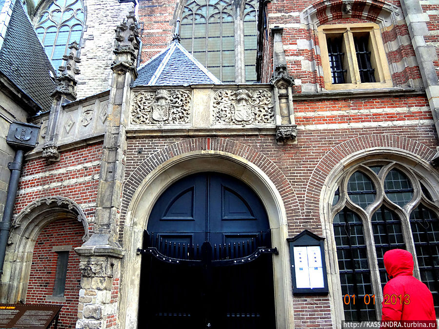 Старая церковь в районе красных фонарей Амстердам, Нидерланды
