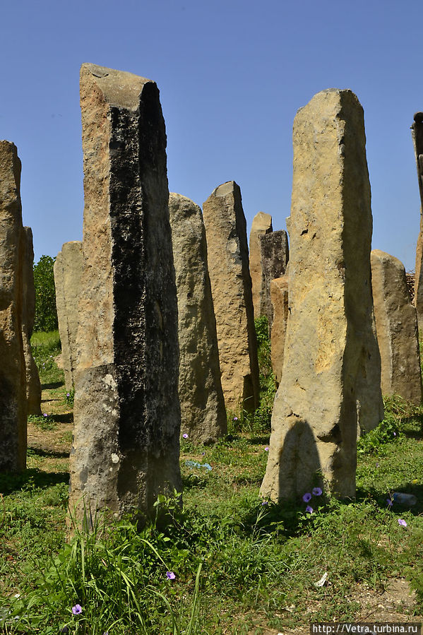 странное скопление каменных столбов по дороге из Санура в Куту Индонезия