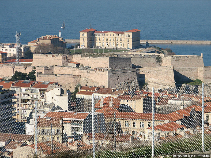 На переднем плане форт Святого Николая, на заднем дворец Фаро Марсель, Франция