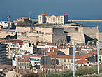 На переднем плане форт Святого Николая, на заднем дворец Фаро