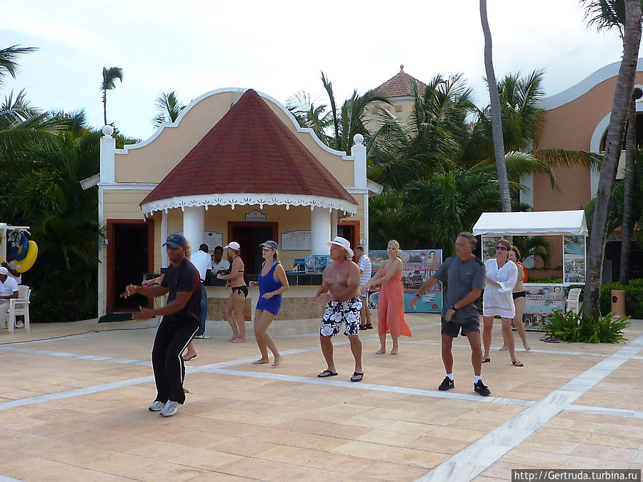 Танцы у бассейна Танцы у бассейна