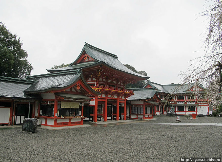 на заднем фоне, за солнечными часами расположился музей часов. на заднем фоне, за солнечными часами расположился музей часов.