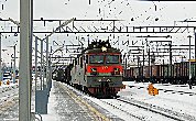 Электровоз ВЛ80С с грузовым поездом следует по станции Агрыз.