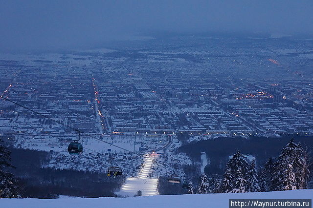 Сумерки. Видна нижняя часть освещенной трассы и г. Южно- Сахалинск. Сумерки. Видна нижняя часть освещенной трассы и г. Южно- Сахалинск.