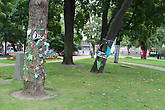не знаю, что это за место, но оно меня заинтриговало: подобные деревья, украшенные такими рукотворными одеждами, я видела и в Таллине.