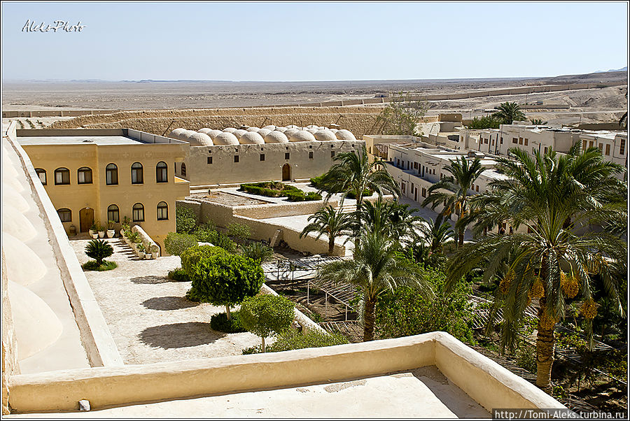 Мы поднялись на террасы на втором этаже, откуда открывался вид, как на двор монастыря, так и на пустыню вокруг...
* Египет
