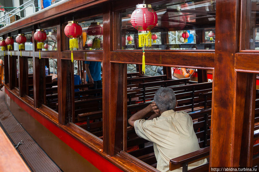 Та самая стилизованная и украшенная китайскими фонариками лодочка Сингапур (город-государство)