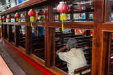 Та самая стилизованная и украшенная китайскими фонариками лодочка