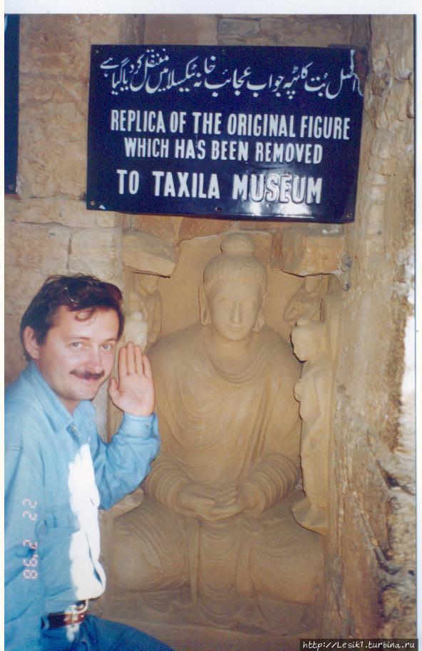 В центре сидит Будда в позе медитации (дхьяна-мудра), сзади справа и слева от него стоящие Будды и две сопровождающие фигуры сзади. Тот, что слева несет метёлку от мух (чаури), в то время как другой, олицетворяет Ваджрапани и держит молнию в левой руке. На статуях были найдены следы красной и черной краски, а также позолоты. Оригиналы в виду своей ценности были перевезены в музей. Таксила, Пакистан
