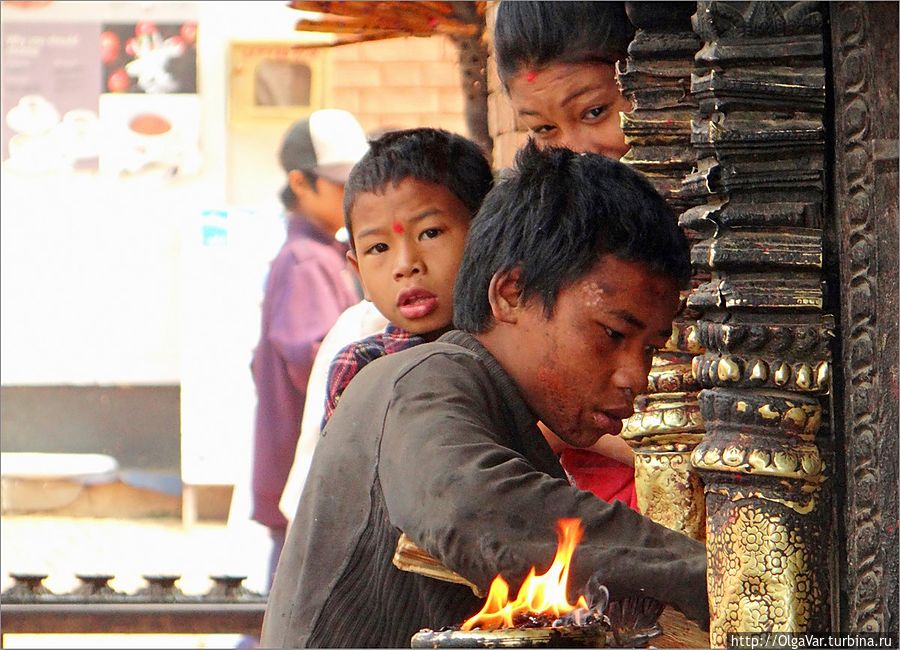 Местные жители постоянно подходили к внешнему алтарю и совершали незнакомые нам ритуалы Бхактапур, Непал