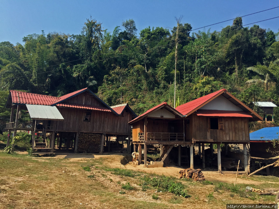 А это бонус — пара фото из села, в котором наш водитель джипа делал короткую остановку по дороге в джунгли. похоже, здесь живет его родня... Провинция Бокео, Лаос