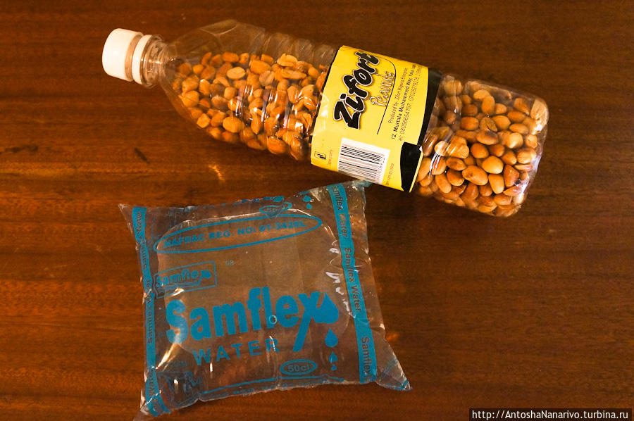 Бутылка орехов и пакетик воды Лагос, Нигерия
