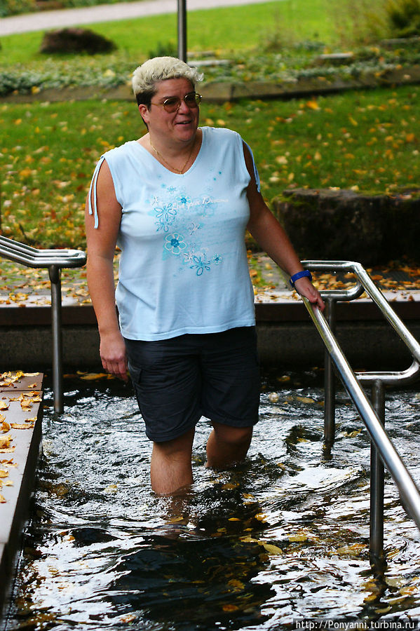 Лечение по Кнайпу — ванна для ног.В тот день,когда я снимала,было градусов 10 тепла и я очень удивилась,что кто-то ходит по бассейну. Кальв, Германия