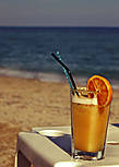 При покупке в баре отеля напитков отдых на пляже с зонтиками и шезлонгами бесплатный.