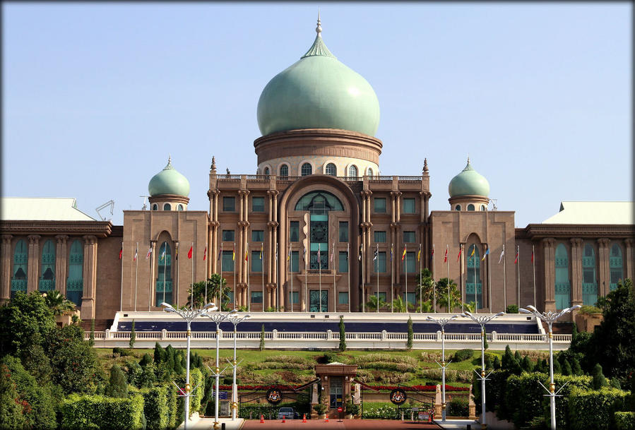 Пердана Путра – архитектурный комплекс, состоящий из нескольких зданий, в котором размещаются кабинеты премьер-министра Малайзии и его аппарата. Он был построен на главном холме города в 1997 году. Здания этого уникального комплекса несут в себе элементы малайской, исламской и европейской архитектуры. Это строение с характерным зеленым куполом и светло-коричневыми стенами стало символом Путраджайи. Путраджая, Малайзия