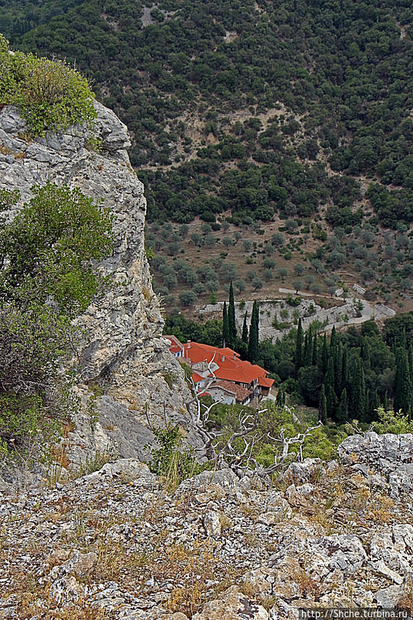 ну вот и внизу заметили крыши искомого монастыря Центральная Македония, Греция