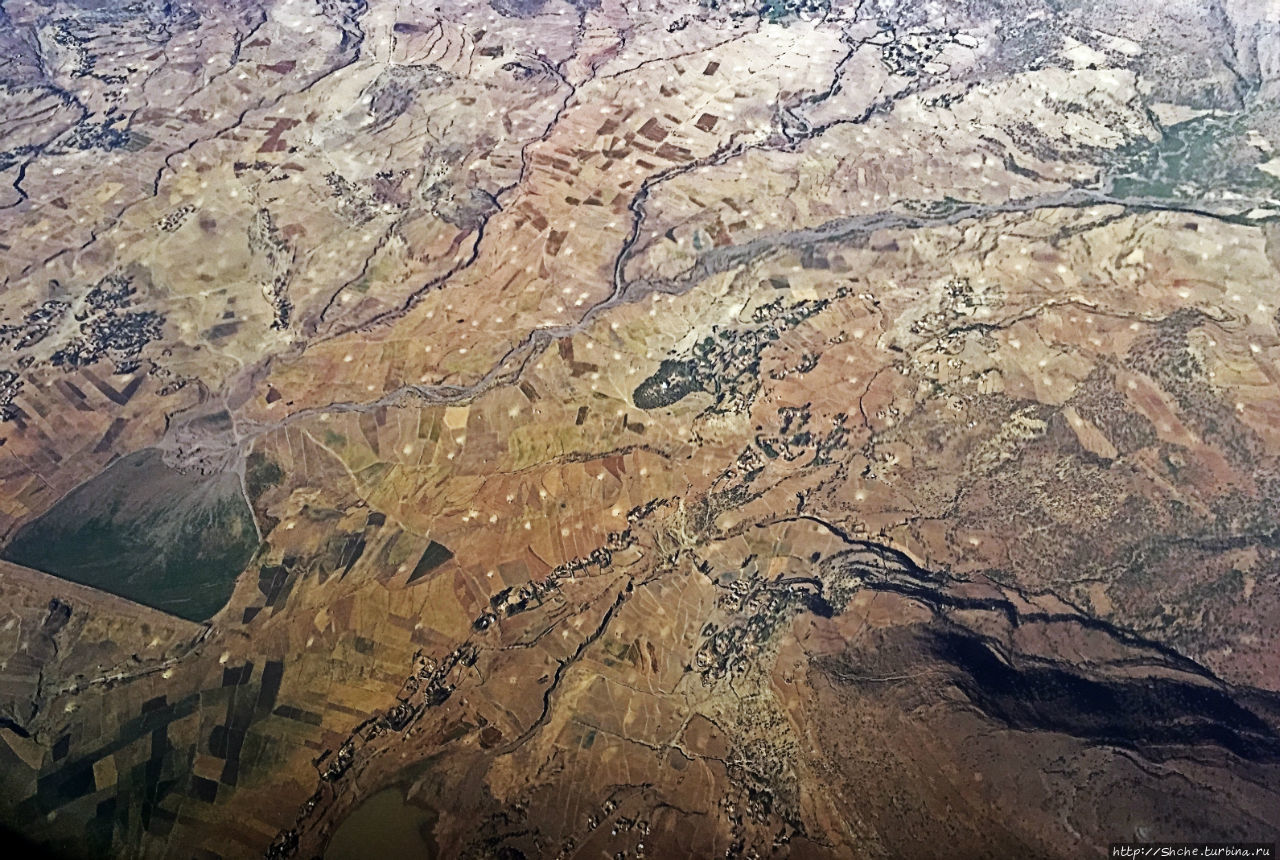 Под крылом самолета... Безжизненный север Эфиопии Мекеле, Эфиопия