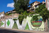 Пример сочетания граффити с природным ландшафтом.