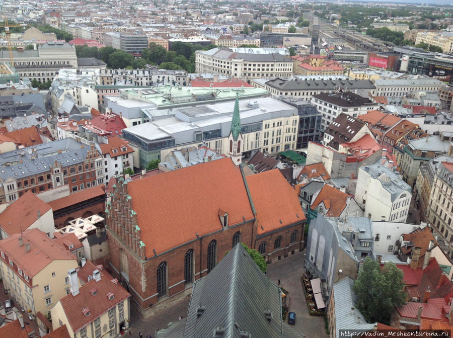Вид со смотровой площадки с Башни Собора Святого Петра в Риге.
На Башню можно подняться на лифте. Рига, Латвия