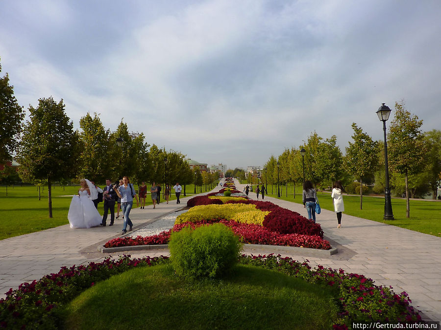 Одна из аллей с цветущими клумбами Одна из аллей с цветущими клумбами