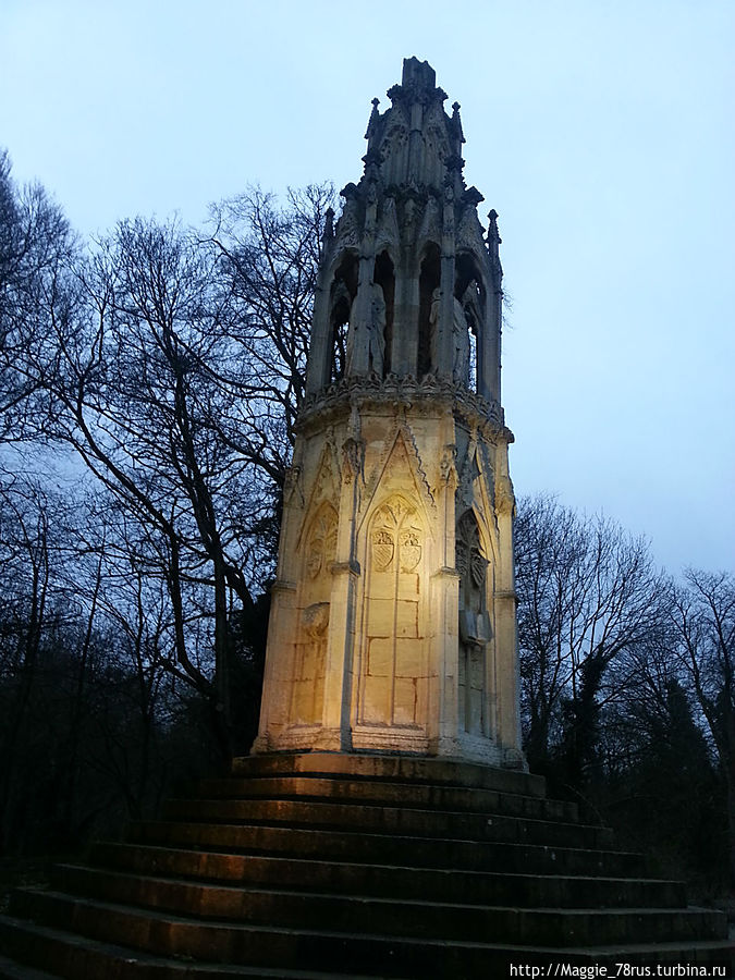 Крест Элеоноры-памятник любви Нортхемптон, Великобритания