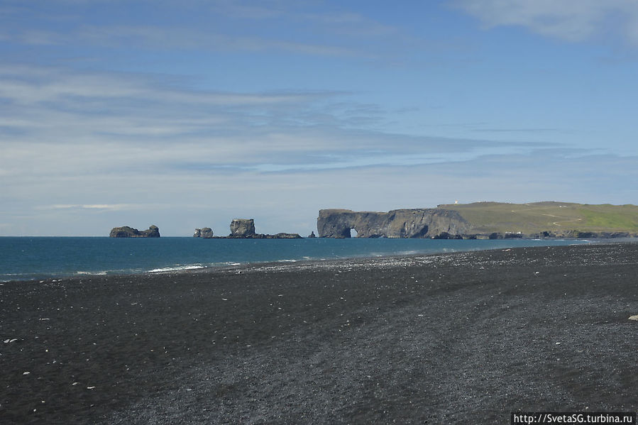 Пляж и скалы на южном побережье Исландии Южная Исландия, Исландия