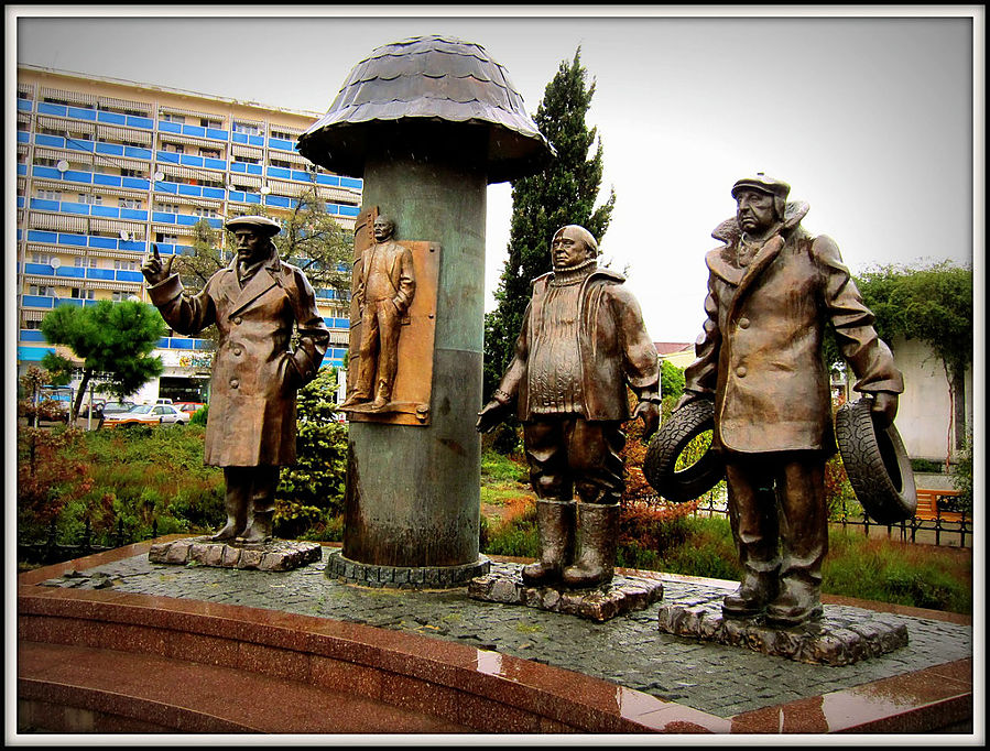 Новая скульптура,  посвященная героям Мимино. Тбилиси, Грузия