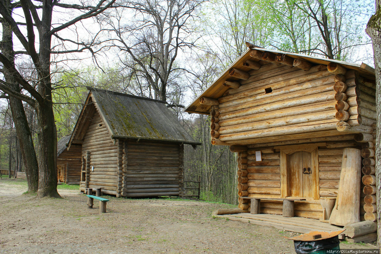 На переднем плане амбар и