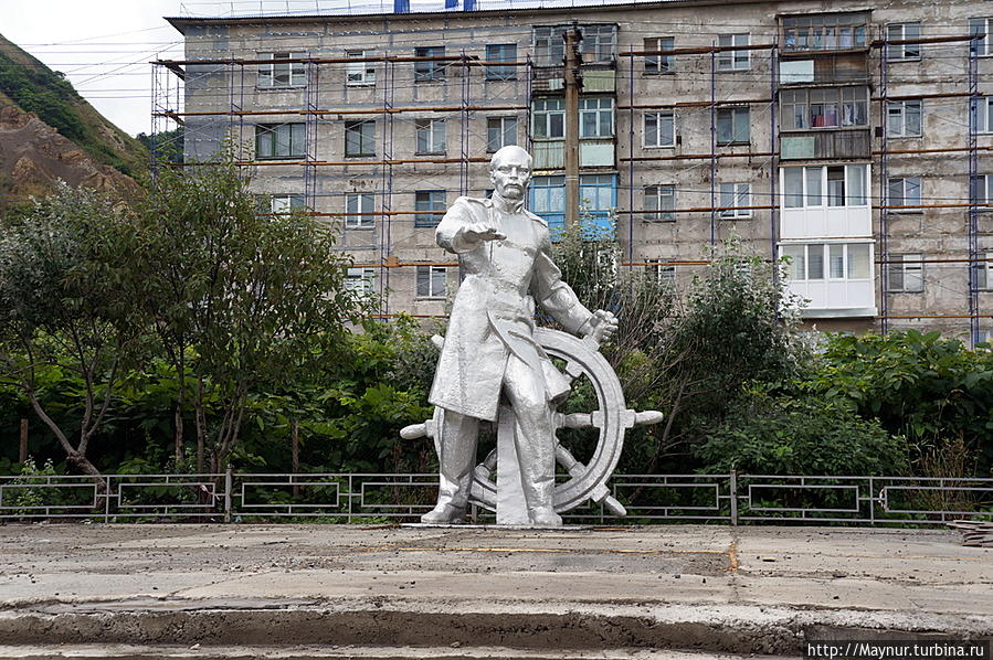 Памятник   Г. Невельскому.  Памятник   стоит   в   небольшом   скверике.  где  в   настоящее   время   идет    его   реконструкция. Южно-Сахалинск, Россия