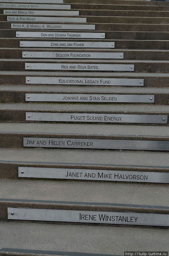 На ступеньках таблички с имена тех, кто помогал в строительстве музея. Такома, CША