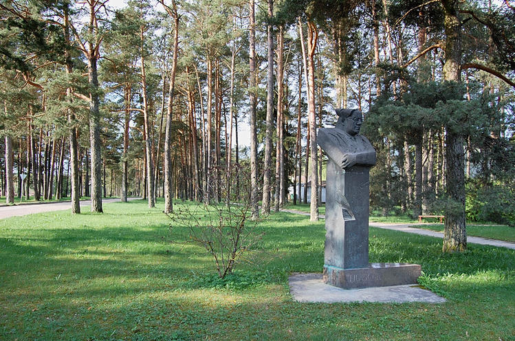 Памятник эстонскому писат
