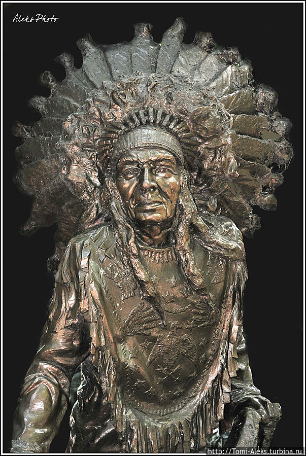 Скульптура индейца — такие воины жили здесь в стародавние времена...
* Ниагара-Фоллз, CША